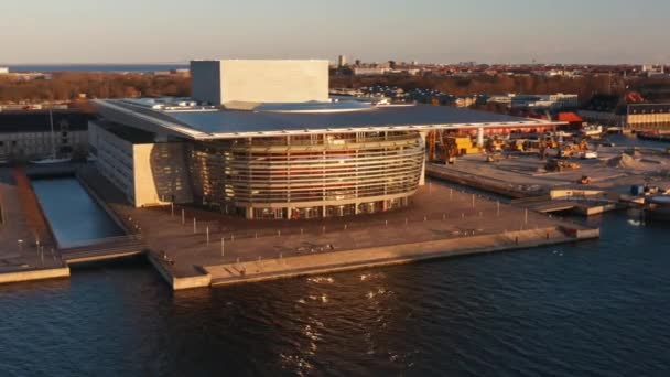 Drone vlucht over Kopenhagen Opera House — Stockvideo