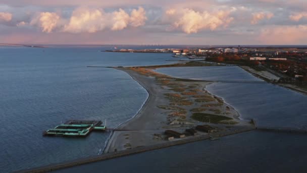 Lot dronem nad Amager Strandpark — Wideo stockowe