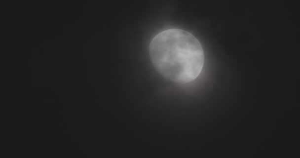 La brillante luna en el cielo nocturno y las nubes rodando — Vídeos de Stock
