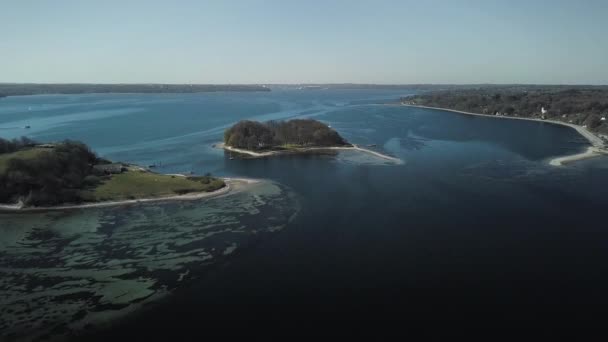 Groupe des îles Sonderhav au Danemark et eaux bleu profond scintillant — Video