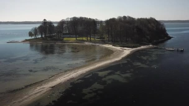 Luftaufnahme von Wohnhäusern auf einer Insel in Sonderhav, Dänemark — Stockvideo