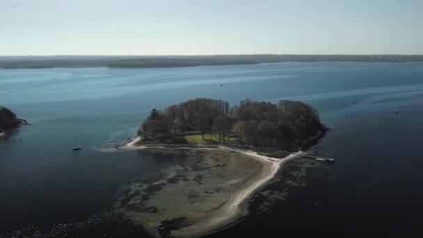 Orbitando desde arriba de las casas dentro de las islas en Sonderhav — Vídeos de Stock