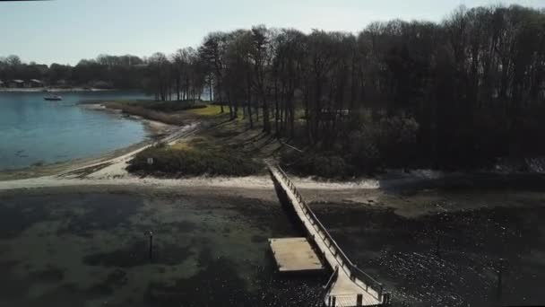 Strandpromenade entlang der Sonderhav-Inseln und glitzerndes Ozeanwasser bei Tageslicht — Stockvideo