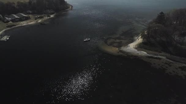 Majestätisk antenn Utsikt över Big Ox Island 's Sparking Deep Blue Waters — Stockvideo