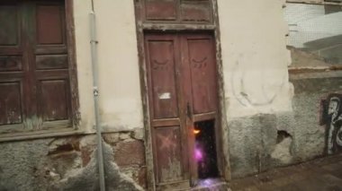 Dış uzay efektli Kapı Alanı olan Biri VR Gözlüklü POV