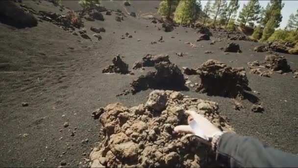 Hombre recogiendo una roca con efectos virtuales mágicos en su mano — Vídeo de stock