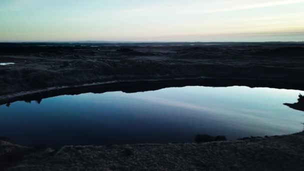 蓝天映照在被沙洲环绕的西洋 — 图库视频影像