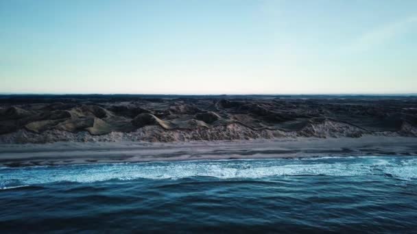 Slowmo à couper le souffle Prise de vue des vagues de l'océan s'écrasant doucement sur les rives sablonneuses — Video
