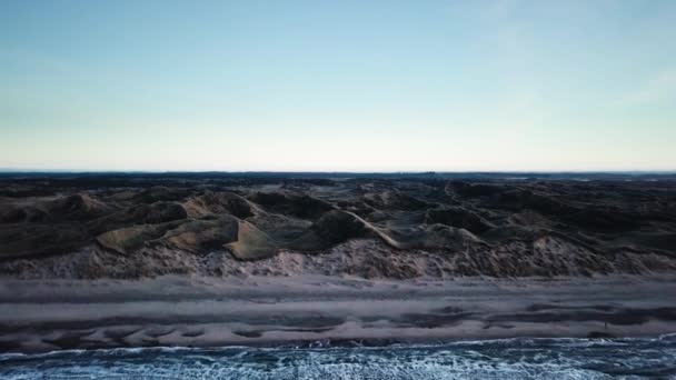 Slowmo Tracking Shot de Waves a Sandy Beach — Vídeo de stock