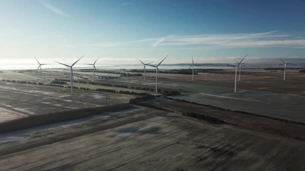 거대 한 봉우리로 둘러싸인 덴마 아크 의 풍차 공중에서의 모습 — 비디오