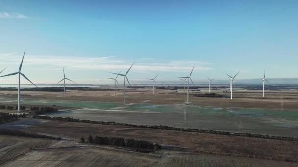 Vue aérienne majestueuse des champs de plaine et des moulins à vent au Danemark pendant l'hiver — Video