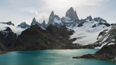Temiz Göl Suları 'nın Dağ Tarafındaki Zaman Kaydı Görüntüsü