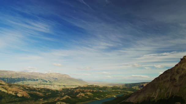 Prachtige antenne van bergketen en wolkenbewegingen in El Chalten Argentinië — Stockvideo