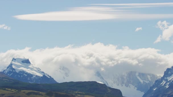 Vue panoramique des nuages sur le sommet des montagnes d'El Chalten en Argentine — Video