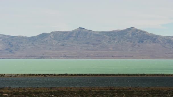 Czyste wody musujące i pasmo górskie w Argentynie — Wideo stockowe