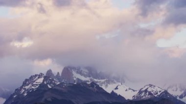 Hala Arjantin 'deki Sisli ve Bulutlu Dağların Klibi