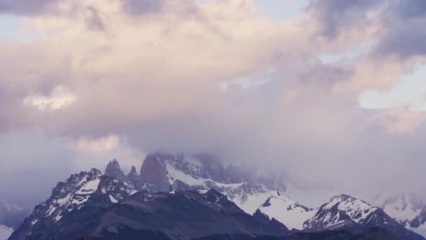 Stále klip mlhavých a zamračených hor El Chalten v Argentině — Stock video