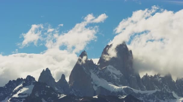 アルゼンチンのEl Chalten山の頂上での時間の経過霧と雲の動き — ストック動画