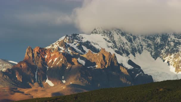 Un largo tiro de las montañas nevadas y nebulosas de El Chalten en Argentina . — Vídeos de Stock