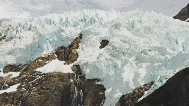 Fotografía de las montañas nevadas de El Chalten en Argentina — Vídeos de Stock