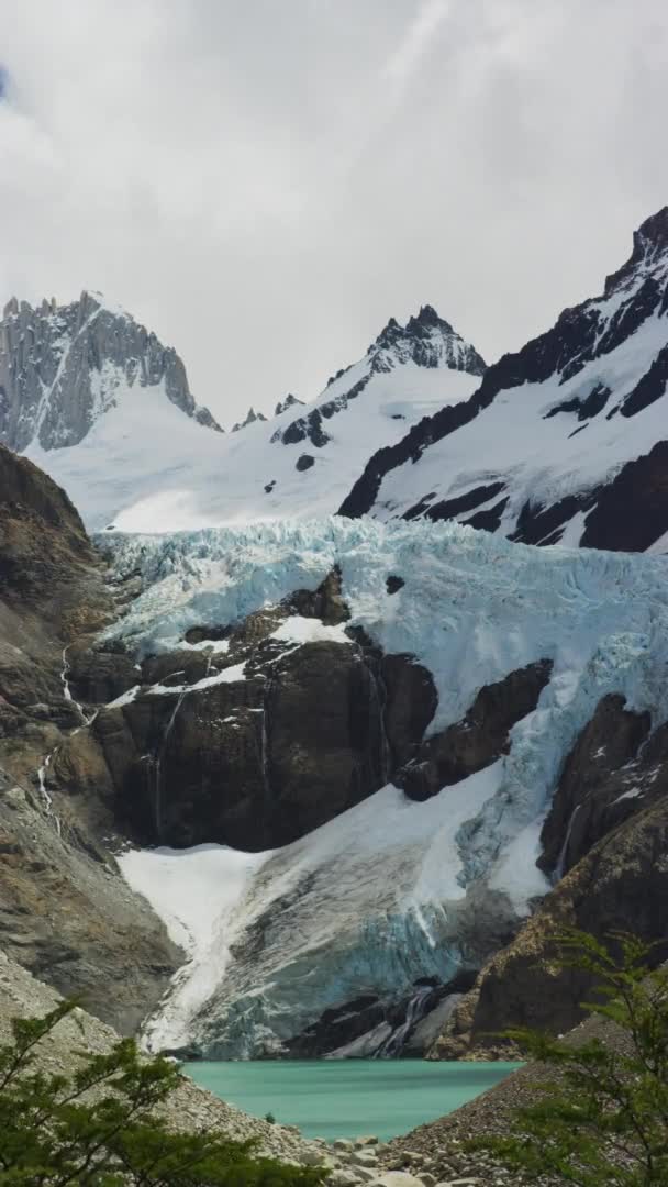 Atemberaubendes Zeitraffer-Video von Bergen in Argentinien, die mit weißem Schnee bedeckt sind — Stockvideo