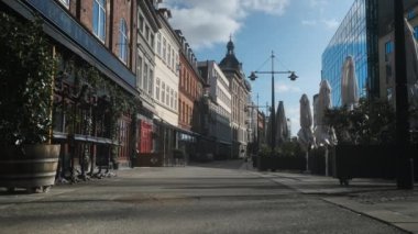 Kapalı Dükkanlar ve Restoranlar ve Danimarka 'da Boş Bir Sokak