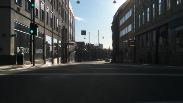 Geschlossene Geschäfte und leere Straßen in Aarhus, Dänemark — Stockvideo