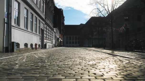 Danimarka Aarhus 'ta tuğla döşemeler ve boş bir cadde — Stok video