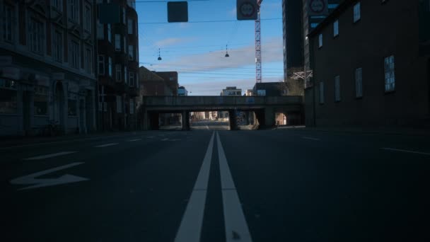 Eine leere Straße in Dänemark und eine Brücke aus der Ferne — Stockvideo