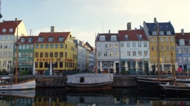 Nyhavn 'daki kilitlenme sırasında binalar ve boş tekneler
