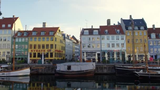 Gebouwen en lege boten tijdens de afsluiting bij Nyhavn — Stockvideo