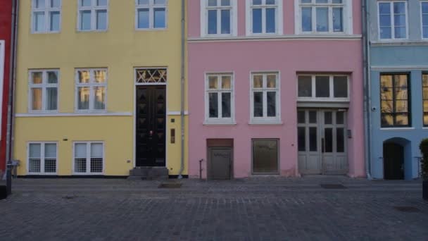 Kolorowe budynki podczas zamknięcia w Nyhavn — Wideo stockowe
