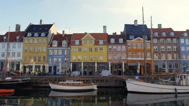 Здания и пустые лодки в Nyhavn во время блокировки — стоковое видео