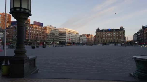 Prázdné Radhuspladsen náměstí v uzamčení Kodaně — Stock video