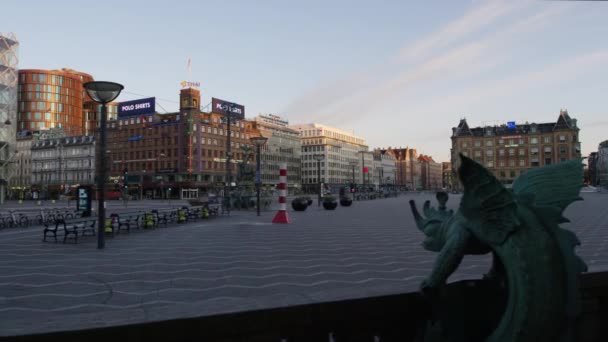 Esculturas em torno de um Radhuspladsen vazio durante o bloqueio — Vídeo de Stock