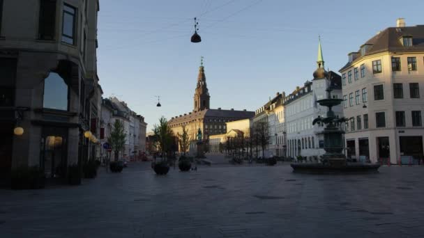 Ruas vazias e fonte em Amagertorv durante o bloqueio — Vídeo de Stock