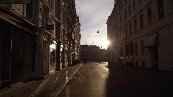 Vacías calles iluminadas por el sol en Kongens Nytorv durante el encierro — Vídeo de stock