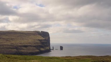 Eidi Sahili Dramatik giysiler ve deniz ürünleriyle