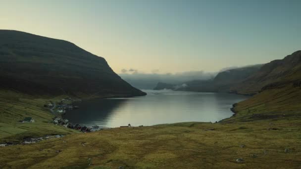 Arnafjordir 'de fiyort üzerindeki bulutlar — Stok video