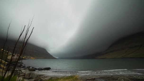 Fjord mozgó felhők alatt Arnafjordir-ban — Stock videók