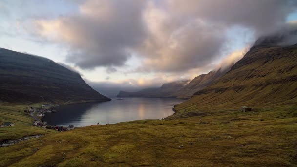 Sonnenaufgang über Fjorden und Bergen — Stockvideo