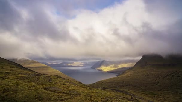 Dramatisch landschap en met wolken die schaduwen werpen — Stockvideo