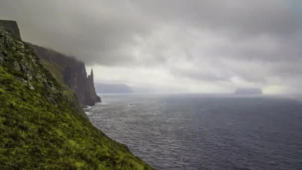 Côte Dramatique De Nuages Mer Et Falaises Brumeuses — Video