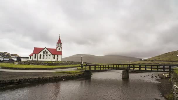 Iglesia y puente en Kirkesandavagu — Vídeos de Stock
