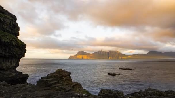 Puesta de sol sobre fiordos y montañas iluminadas por el sol — Vídeo de stock