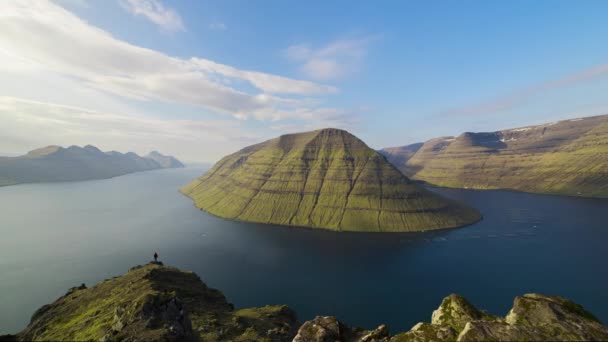 Figura solitaria che domina la montagna a Klakkur — Video Stock