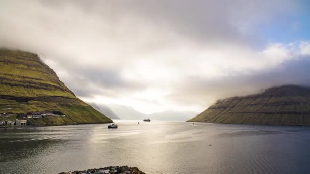 Корабли на фьорде между туманными горами — стоковое видео