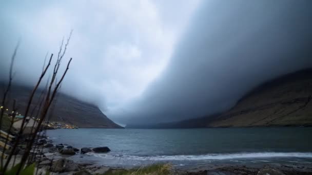 Fjord drámai mozgó felhők alatt Arnafjordir-ban — Stock videók