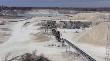 İnsansız Hava Aracı Kireç Taşı Madeninin Üzerinde Uçuyor