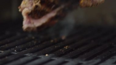 Hazır Biftek Sıcak Barbekü Izgarasına Yerleştirildi